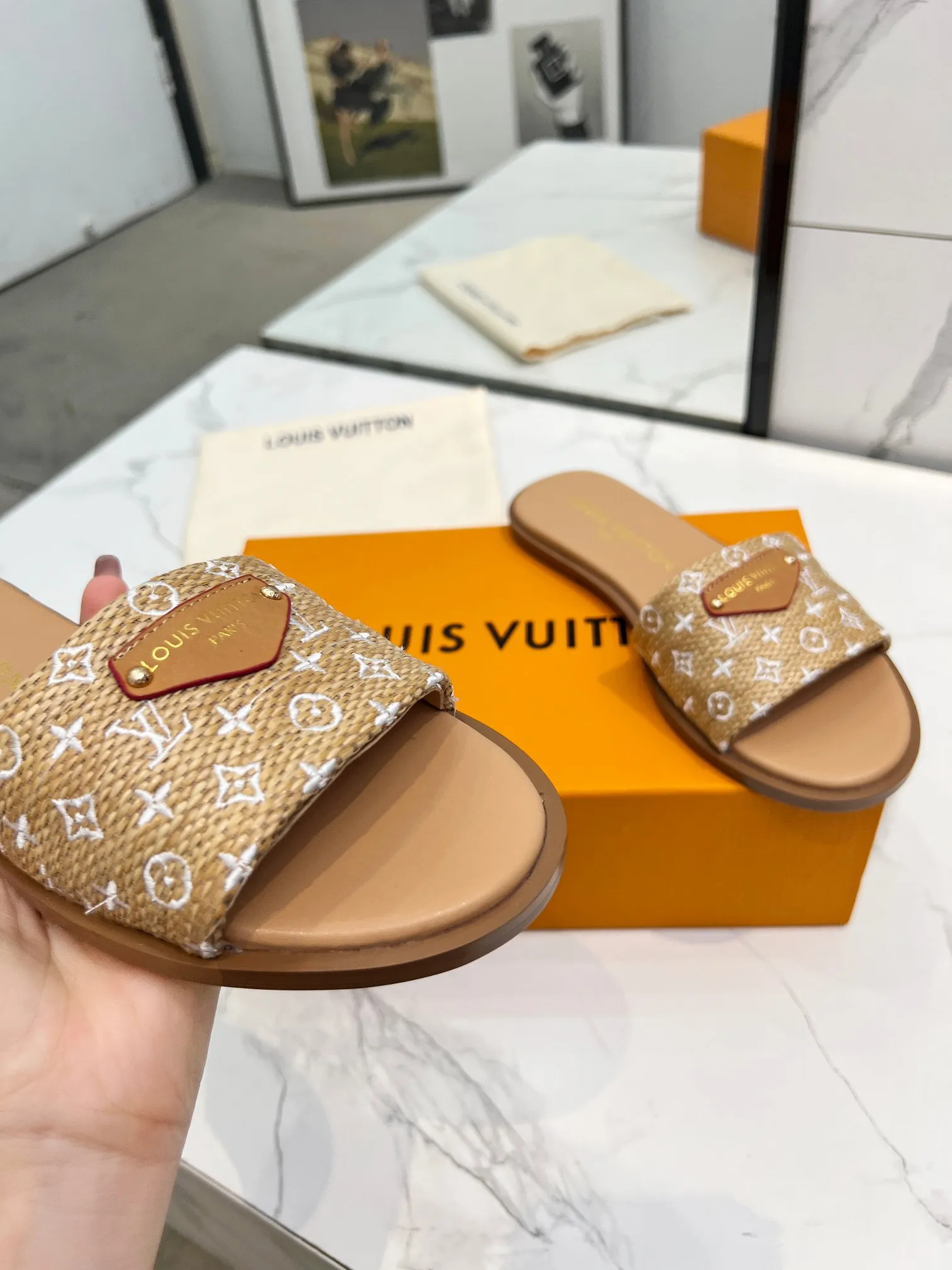 👟👟Ex-factory price 320👟👟 Genuine leather sole +40 Louis Vuitton, 1:1 advanced customization upper, fabric: customized LV special fabric, lining: sheepskin, original molding hardware, code number: 35-42, order with pictures, welcome to send pictures to place an order,
